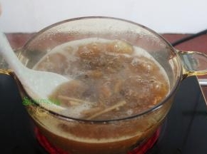 炖好的秋梨羹，焖3分钟，开盖，搅拌一下，这个时候的秋梨汁香甜浓稠，