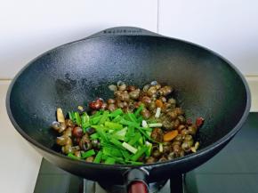 最后加入切好的大蒜关火，借助余温翻炒均匀出锅。