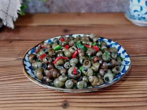 盛出装盘，香辣螺蛳制作完成。