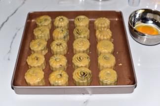 烤5分钟后取出刷蛋黄液，再烤10分钟。