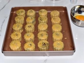 烤5分钟后取出刷蛋黄液，再烤10分钟。