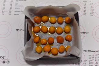 蛋黄喷白酒烤熟。