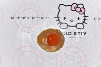 莲蓉包裹蛋黄，搓圆。