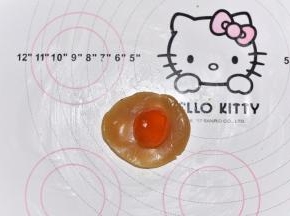 莲蓉包裹蛋黄，搓圆。