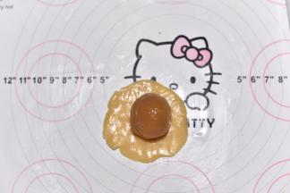 将馅料用饼皮包裹。