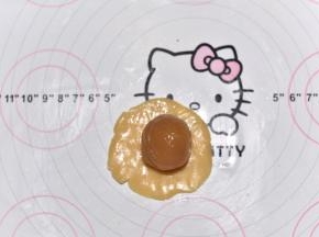 将馅料用饼皮包裹。