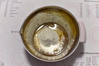 饼皮材料搅拌均匀。