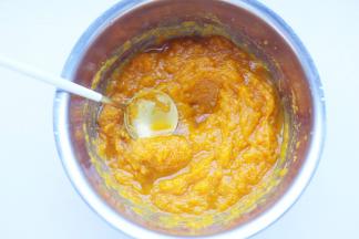 南瓜洗净去皮去瓤切小块大火蒸熟压成泥。