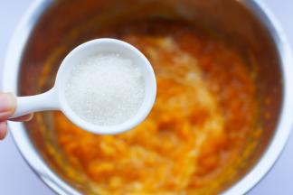 加入白糖。