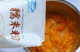 分多次加入糯米粉。