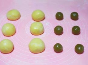 面团分成6份揉圆后压扁，莲蓉馅搓成6个圆球，