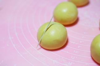 用牙签压出南瓜褶印。