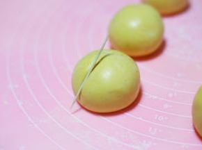 用牙签压出南瓜褶印。