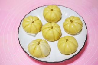 上面放一粒南瓜籽。