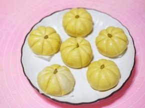 上面放一粒南瓜籽。