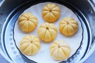 放入垫好油纸的盘中，上锅大火蒸20分钟即可。