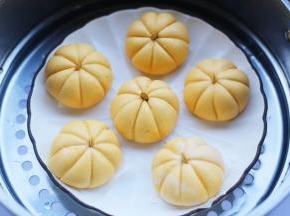 放入垫好油纸的盘中，上锅大火蒸20分钟即可。