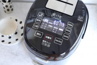 轻按低糖饭按钮，电饭煲开始煮饭。
