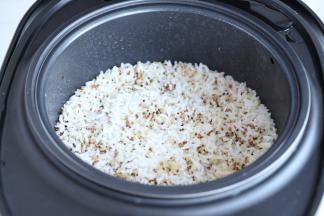 结束提示音响，取出三色藜麦饭。（这款电饭煲制作出的三色藜麦翻经过50%的降糖烹饪，适合血糖高的小伙伴食用）