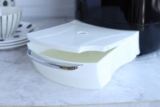 取出米汤盒内的米汤。（米汤可以给婴幼儿当做营养米汤喝哦）