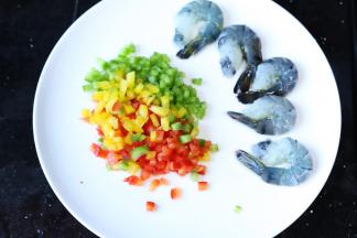 彩椒切成小粒，鲜虾洗净去虾头，虾线，留虾尾。