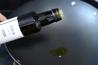 炒锅加热，倒入适量的橄榄油。