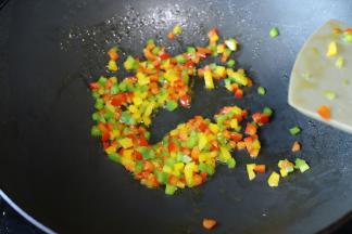 放入鲜虾，少许盐调味，炒熟起锅后放入彩椒，同样炒熟。