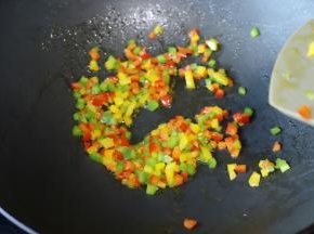 放入鲜虾，少许盐调味，炒熟起锅后放入彩椒，同样炒熟。