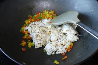 放入三色藜麦饭，翻炒混合均匀。（可适量放入少许的盐调味）