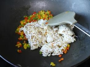 放入三色藜麦饭，翻炒混合均匀。（可适量放入少许的盐调味）