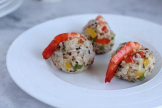 用力捏紧，做好所有的凤尾虾球饭团。