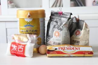 准备面包食材，提前准备豆沙馅和蔓越莓果酱馅