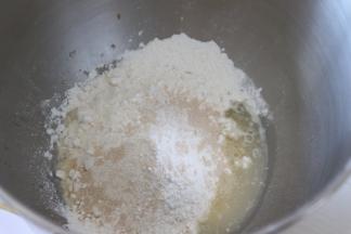 揉面盆中按照先液体再粉类的顺序放，之后开启机器揉面。对于手揉的小伙伴，可以先用筷子把它们搅匀后，再揉