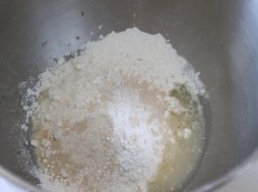 揉面盆中按照先液体再粉类的顺序放，之后开启机器揉面。对于手揉的小伙伴，可以先用筷子把它们搅匀后，再揉