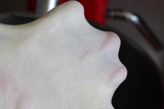 直到面团又变成光滑的面团后，我们可以检查一下面团的状态，如果可以拉出大片的比较结实的膜，就可以了。