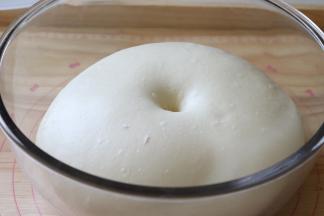 放到温暖的地方发酵，发酵大约2倍大就可以了。判断方法，用手指戳个孔，面团不塌陷，也不回缩，就是发酵好了。如果很快回缩需要再发酵一会，如果塌陷就是发过了。