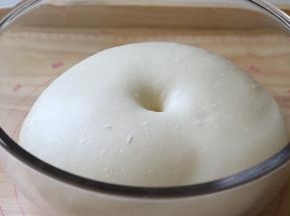 放到温暖的地方发酵，发酵大约2倍大就可以了。判断方法，用手指戳个孔，面团不塌陷，也不回缩，就是发酵好了。如果很快回缩需要再发酵一会，如果塌陷就是发过了。