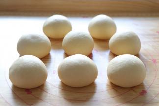 取出面团，轻轻地排气，之后等分出8个面团，滚圆。