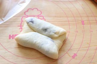 翻面后，两边对折到中间。