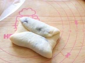 翻面后，两边对折到中间。