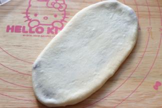 之后取第一个包好的压扁，轻轻的擀成牛舌状。