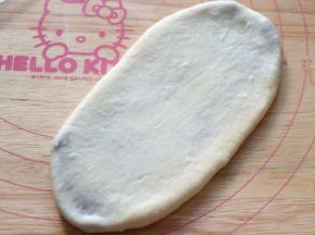 之后取第一个包好的压扁，轻轻的擀成牛舌状。