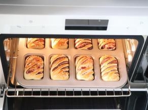 放入烤箱中，180度烘烤18分钟。