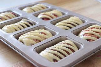 放到烤箱里，放一杯热水，进行发酵，大约发酵到快盛满模了，刷蛋液，表面撒白芝麻。