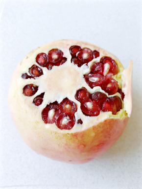 将石榴的上下果蒂切一点。