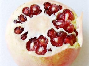 将石榴的上下果蒂切一点。