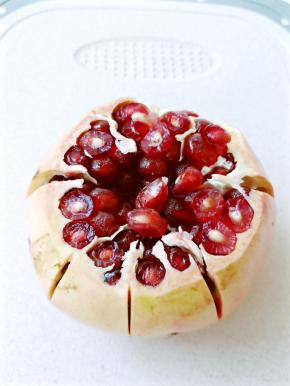 用小刀沿凸起的地方从上到下划一刀，深度只划破果皮。