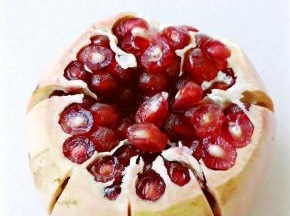 用小刀沿凸起的地方从上到下划一刀，深度只划破果皮。