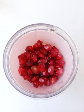 把石榴果肉放入榨汁机。
