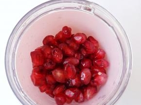 把石榴果肉放入榨汁机。